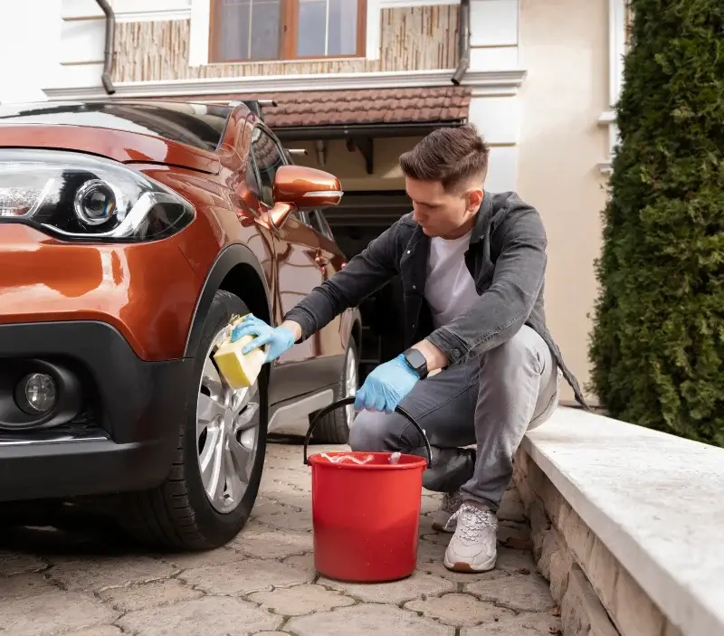 Lavage auto à domicile Cour-Maugis sur Huisne : professionnel intervenant sur un véhicule